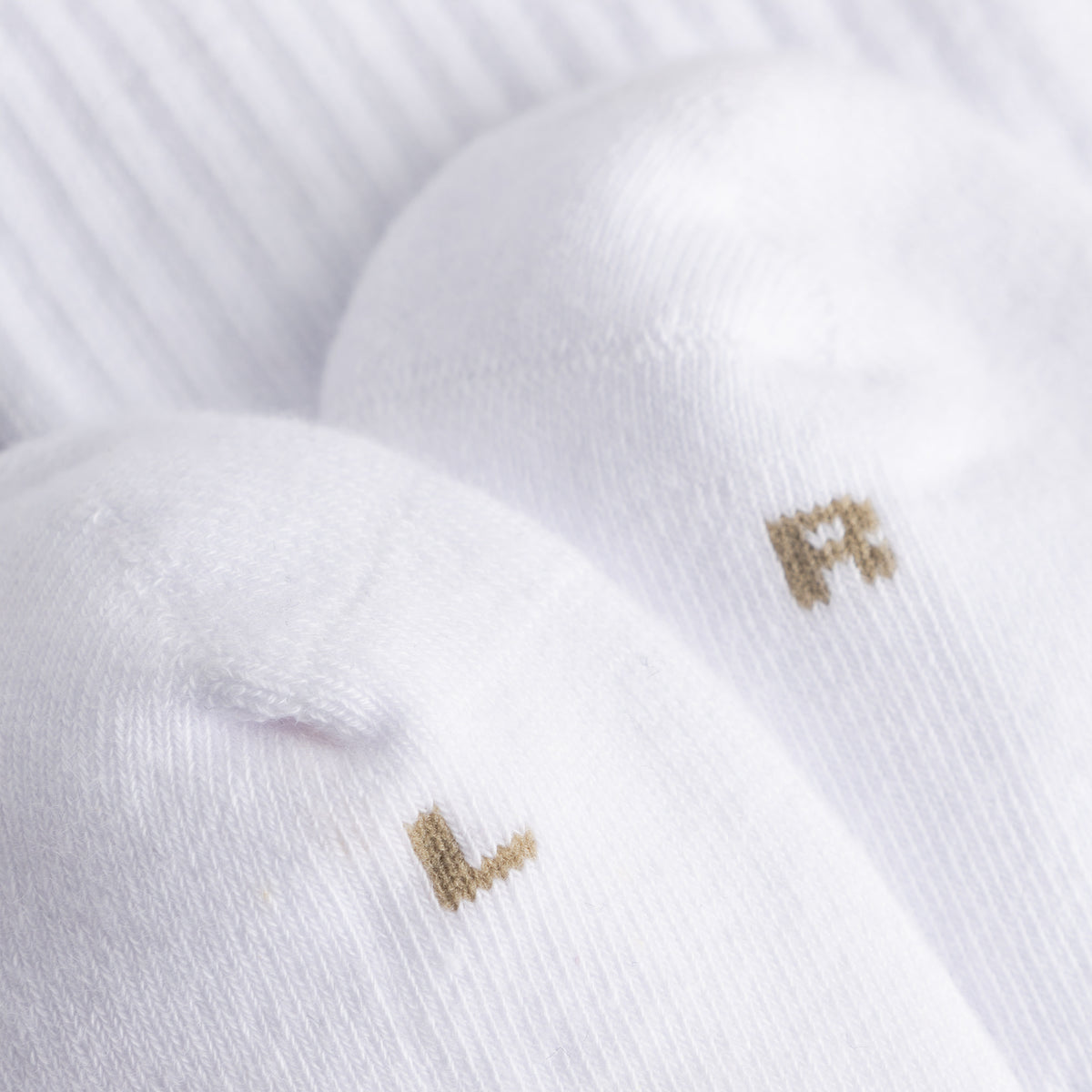 Cuera 2-pack Cuera Padel Socks in White/Walnut, neck label and care tag detail