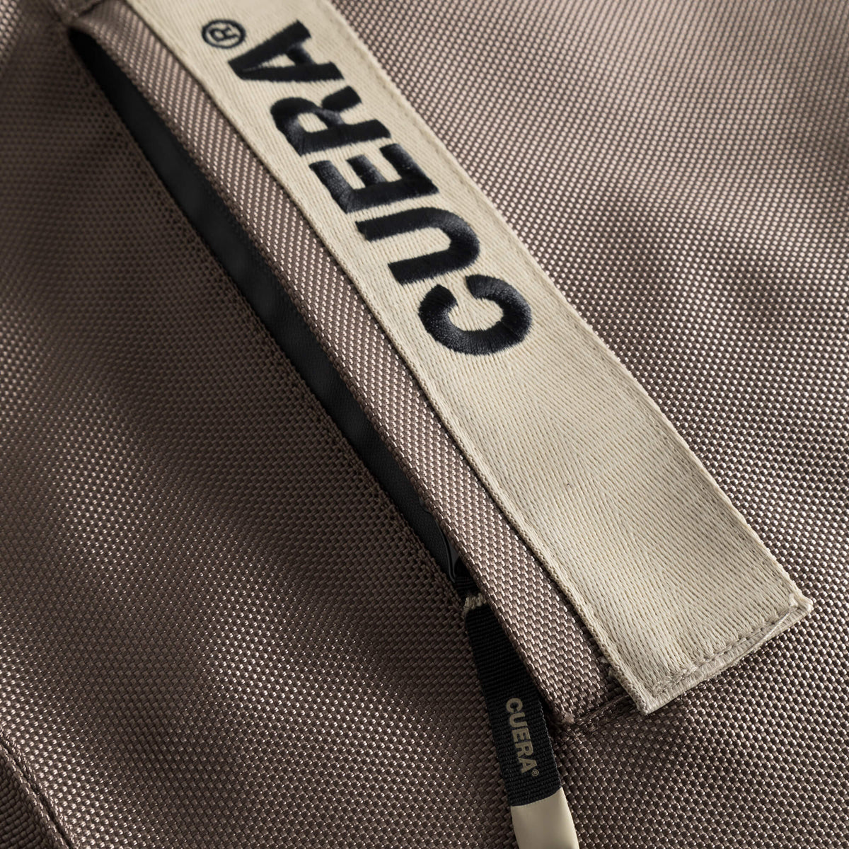 Cuera Active Totebag in Walnut, logo print detail