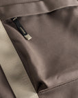 Cuera Active Totebag in Walnut, zip and pocket detail