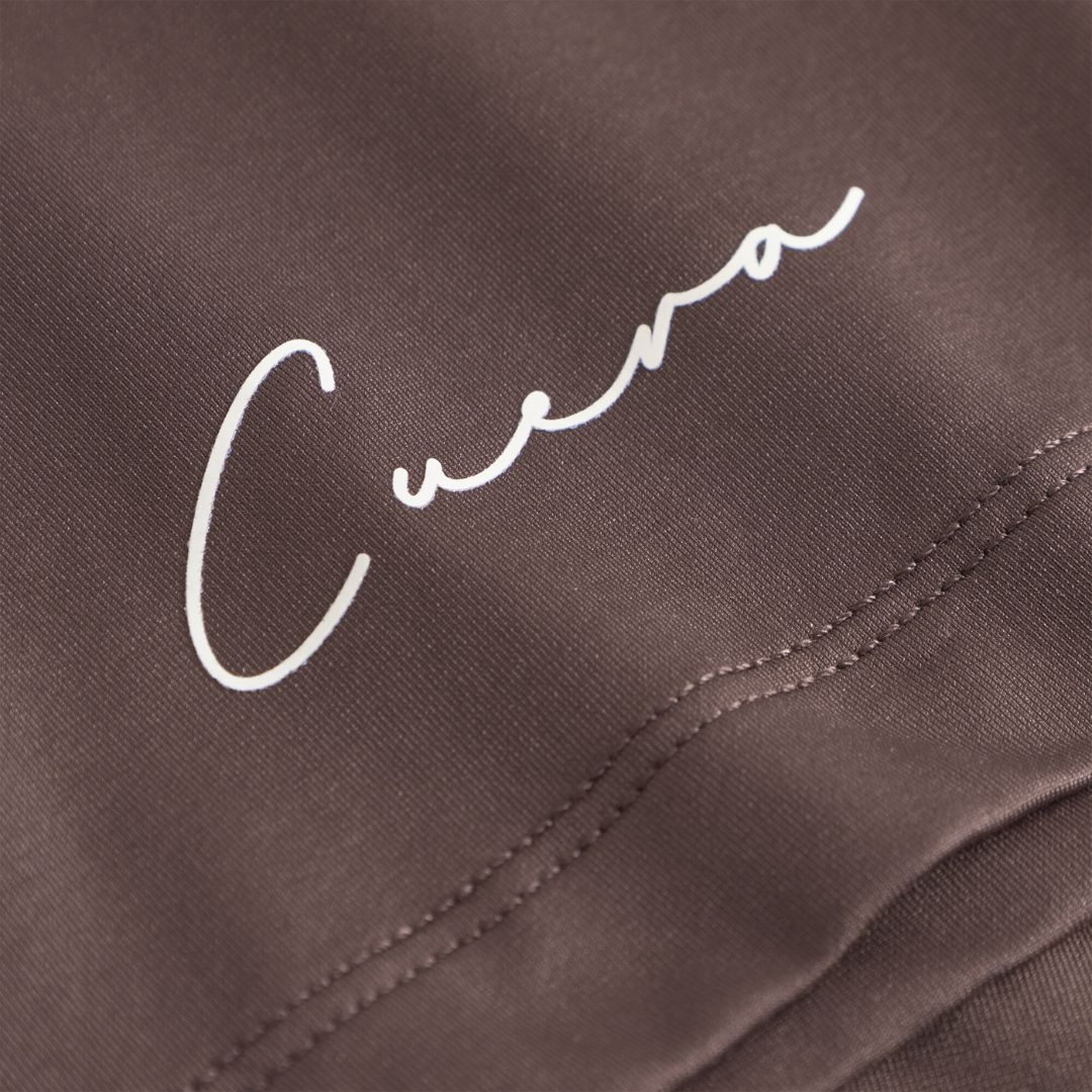 Cuera Oncourt Slit Top SS in Dark Brown, logo print detail