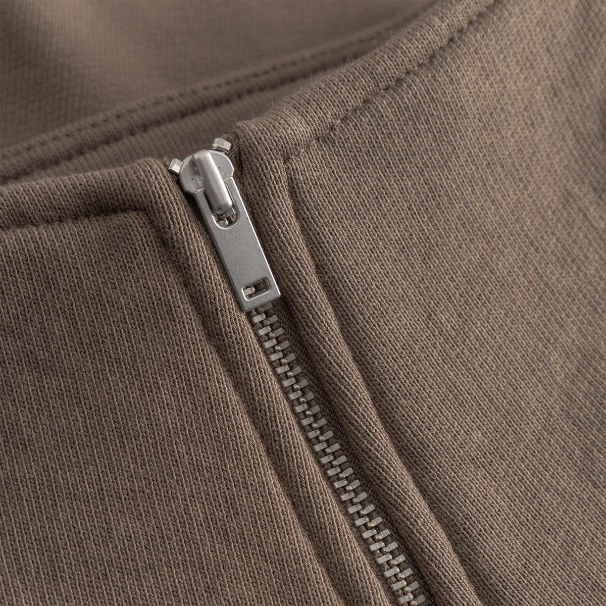 Cuera Offcourt Cuera Half Zip Sweat in Walnut, zip detail